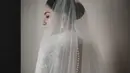 Gaun sexy back juga terlihat dalam wedding gown Jessica Mila pada bagian belakangnya. [Foto: Instagram @thebridestory]