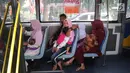 Warga berada di dalam bus tingkat wisata keliling Ibu Kota di kawasan Monas, Jakarta, Sabtu (16/6). Libur Hari Raya Idul Fitri dimanfaatkan oleh sebagian masyarakat Jakarta untuk berlibur ketempat wisata bersama keluarga. (Liputan6.com/Arya Manggala)