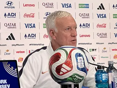 Didier Deschamps berbicara dalam konferensi pers resmi jelang laga Prancis melawan Swedia pada babak 32 besar Piala Dunia 2026 di New York New Jersey, Amerika Serikat, Senin (29/6/2026). Pelatih Timnas Prancis itu memaparkan kesiapan timnya menghadapi duel fase gugur saat menjawab pertanyaan awak media. (KLY Sports/Hery Kurniawan)