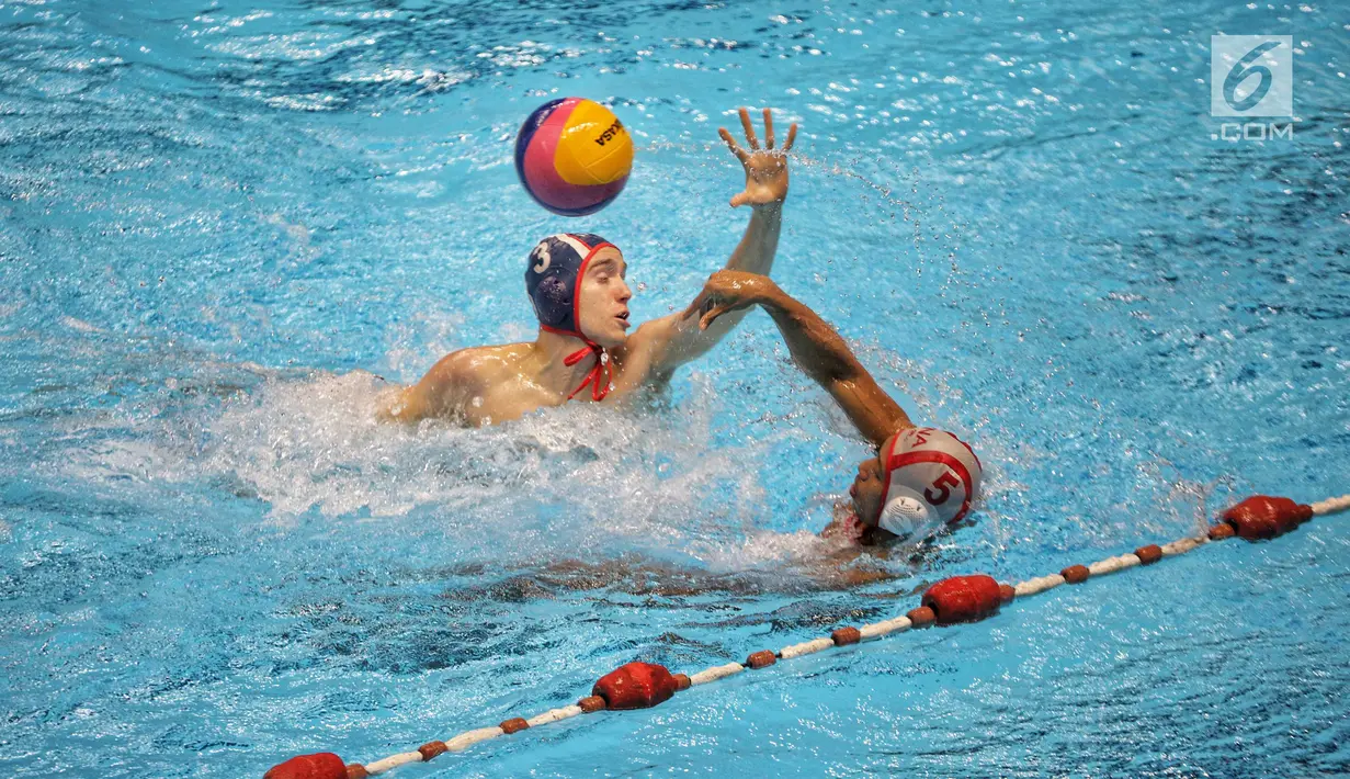 Atlet polo air putra Indonesia berebut bola dengan atlet Serbia saat uji coba di kolam Stadion Akuatik GBK, Jakarta, Rabu (11/7). Selain tanding, para pemain Serbia mengajarkan teknik dan skill kepada tim polo air Indonesia. (Liputan6.com/Faizal Fanani)