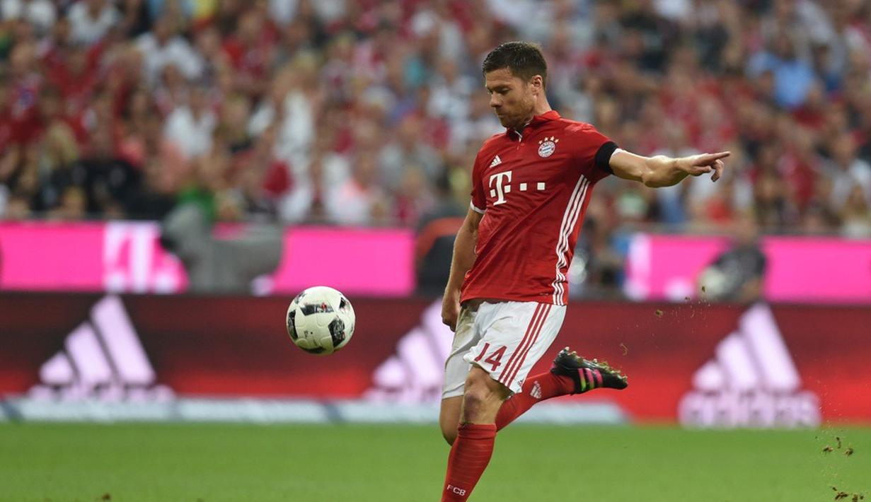Pemain Bayern Munchen, Xabi Alonso, saat mencetak gol pertama ke gawang Werder Bremen dalam laga Bundesliga di Allianz Arena, Munchen, Sabtu (27/8/2016) dini hari WIB. (AFP/Christof Stache)