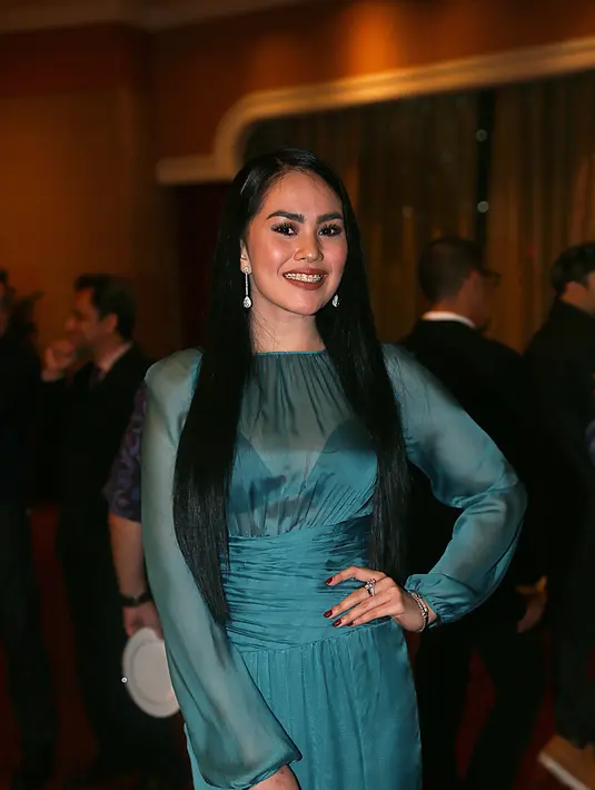 Kartika Putri terlihat menghadiri resepsi pernikahan Nabila Syakieb dan Reshwara Argya Radinal. Ia tampil cantik dengan gaun berwarna biru dengan rambutnya yang dibiarkan tergerai indah melewati bahunya. (Fathan Rangkuti/Bintang.com)