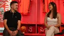 <p>Oliver Bias (kiri), pemain asal Filipina didampingi sang kekasih, Kaye Lavin saat diperkenalkan sebagai pemain asing baru Persija Jakarta di Persija Store, Kuningan, Jakarta Selatan, Kamis (27/7/2023). (Bola.com/Abdul Aziz)</p>