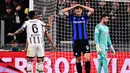 Reaksi kecewa striker Inter Milan, Edin Dzeko setelah gagal memanfaatkan peluang di depan gawang Juventus pada laga leg pertama semifinal Coppa Italia 2022/2023 di Allianz Stadium, Turin, Rabu (5/4/2023) dini hari WIB. (AFP/Marco Bertorello)