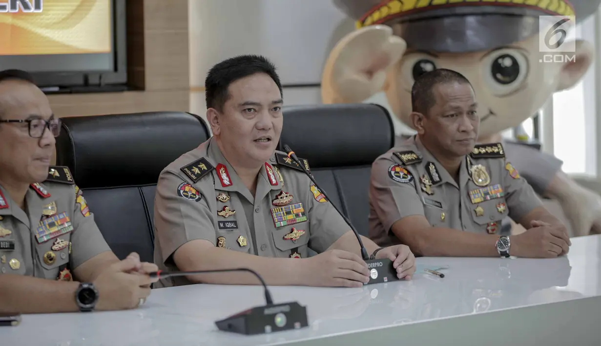 Kadiv Humas Mabes Polri Irjen Pol Muhammad Iqbal (tengah) memberi keterangan terkait penangkapan Andi Arief di Jakarta, Senin (4/3). Andi Arief ditangkap di sebuah hotel pada 3 Maret 2019. (Liputan6.com/Faizal Fanani)