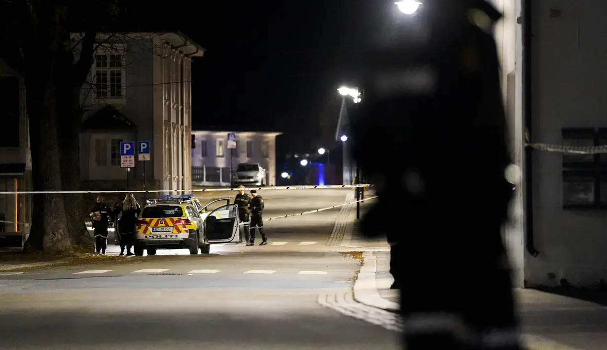 Polisi di tempat kejadian setelah serangan di Kongsberg, Norwegia, Rabu (13/10/2021). Seorang pria membunuh lima orang dengan memakai panah. (Hakon Mosvold Larsen/NTB Scanpix via AP)