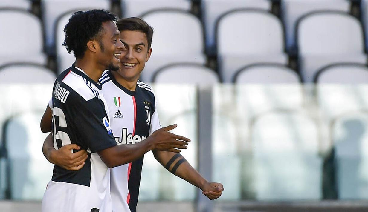Pemain Juventus, Juan Cuadrado dan Paulo Dybala, melakukan selebrasi usai membobol gawang Torino pada laga Serie A di Stadion Allianz, Turin, Sabtu (4/6/2020). Juventus menang 4-1 atas Torino. (AP/Marco Alpozzi)
