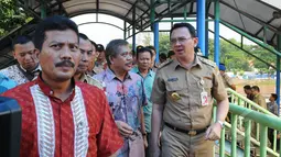 Gubernur DKI Jakarta Basuki T Purnama (kiri) saat berjalan di jembatan menuju Pasar Blok G, Tanah Abang, Jakarta, Rabu (15/4/2015). Ahok juga meninjau pembangunan jembatan antara Stasiun Tanah Abang dengan Pasar Blok G. (Liputan6.com/Herman Zakharia)