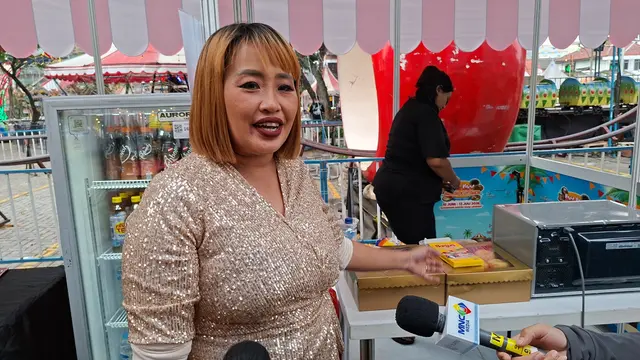 Pinkan Mambo Jualan Donat dan Ngamen di Mall Tangerang
