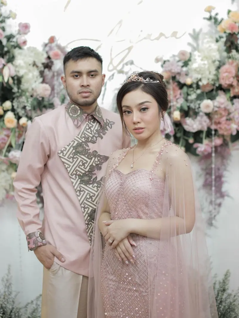 Acara lamaran selebgram Tasya Revina dengan kekasihnya Arjuna Dewanto Suryo Putro (https://www.instagram.com/p/CU4YNfQpSN4/)