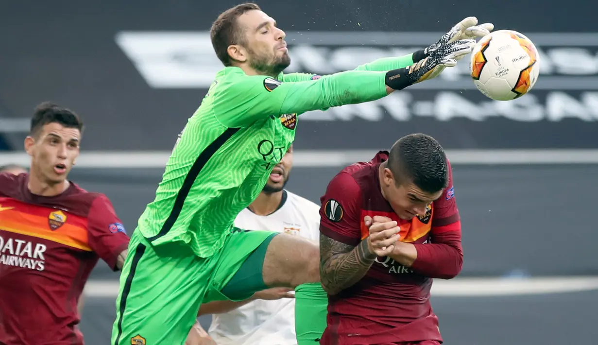 Kiper Sevilla, Bono, mengincar bola di depan pemain AS Roma, Gianluca Mancini pada babak 16 besar Liga Europa di Stadion Schauinsland-Reisen-Arena, Kamis (6/8/2020). Sevilla lolos ke perempat final setelah mengandaskan AS Roma dengan skor 2-0. (Friedemann Vogel/Pool Photo via AP)