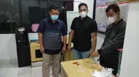 Petugas Lapas Kelas IIA Serang Menyerahkan Barang Bukti Sabu Ke Sat Resnarkoba Polres Serkot. (Senin, 27/12/2021). (Dokumentasi Kanwil Kemenkumham Banten).