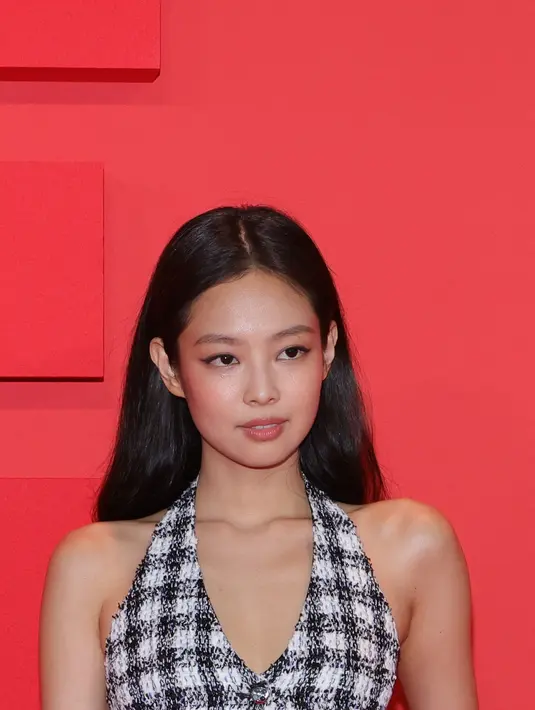 Berbeda dengan Jennie BLACKPINK yang tampil dengan gaya khasnya. Atasan dengan aksen halter-neck membalut tubuhnya dengan sempurna. Foto: Document/Chanel.