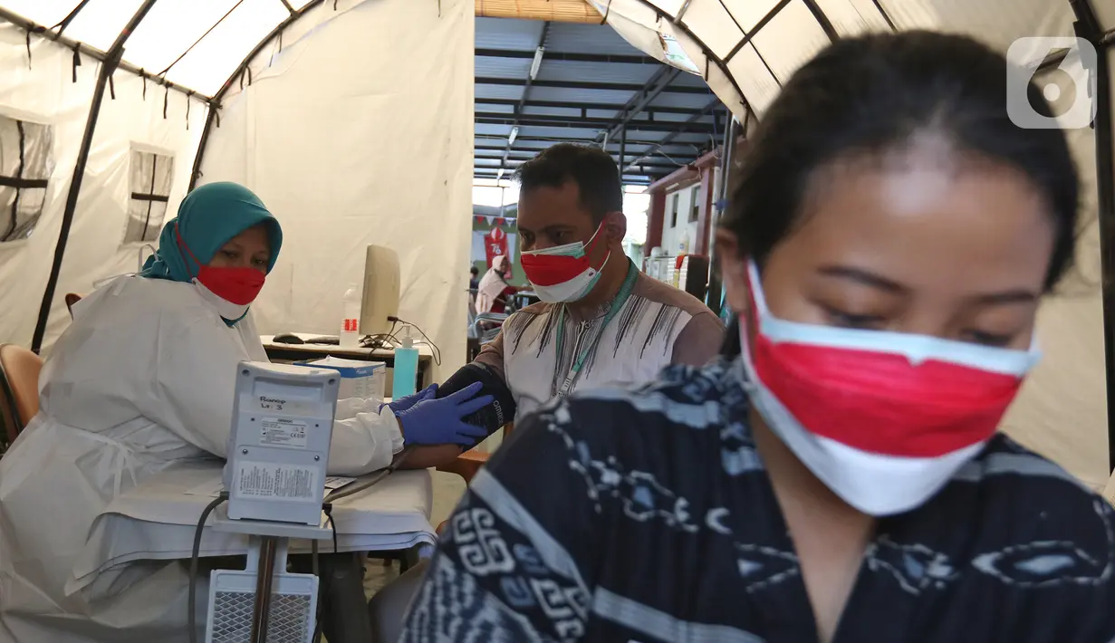 Petugas melakukan screening sebelum tenaga kesehatan menerima vaksin COVID-19 dosis ketiga atau booster di RSUD Matraman, Jakarta, Jumat (6/8/2021). Pemberian vaksin dosis ketiga kepada tenaga kesehatan di Indonesia ditargetkan rampung pada pekan kedua Agustus 2021 (Liputan6.com/Herman Zakharia)