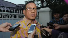 Ketua Dewan Pertimbangan Partai Golkar Akbar Tandjung mengunjungi kediaman BJ Habibie, Senin (15/12/2014). (Liputan6.com/Herman Zakharia)