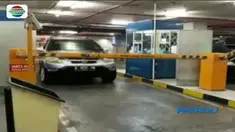 Terlihat pada CCTV, pelaku mengacungkan senjata hingga juru parkir bersujud di kaki pelaku agar tidak ditembak.