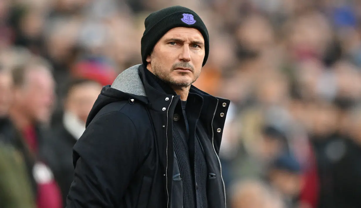 Frank Lampard yang pensiun sebagai pemain pada Februari 2017 bersama klub MLS, New York City, tercatat pernah menjuarai Liga Inggris sebanyak tiga kali bersama Chelsea pada musim 2004/2005, 2005/2006 dan 2009/2010. Saat banting setir sebagai pelatih, ia pernah menukangi 2 klub EPL, Chelsea dan Everton, namun tak sekalipun menjadi juara. (AFP/Glyn Kirk)