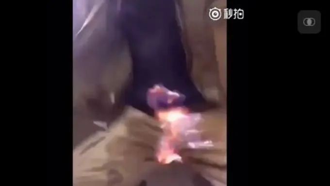 Pamer Bisa Pegang Api, Alat Vital Cowok Ini Malah Terbakar