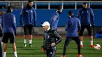 Pelatih Real Madrid, Zinedine Zidane melihat para pemainnya berlatih jelang Final Piala Dunia Antar Klub di Yokohama, Jepang  (17/12). Real Madrid akan berhadapan dengan Kashima Antlers asal Jepang. (REUTERS / Toru Hanai)