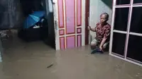 Banjir di Jember Tewaskan Satu Orang, Tersengat Listrik Saat Bersihkan Lumpur di Rumahnya