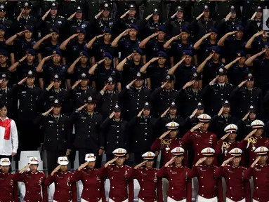 Anggota kepolisian berbagai kesatuan memberi hormat pada upacara peringatan HUT ke-72 Bhayangkara di Istora Senayan, Jakarta, Rabu (11/7). HUT tahun ini bertema 'Semangat Promoter Siap Mengamankan Agenda Nasional 2018 dan 2019'. (Liputan6.com/Johan Tallo)