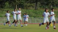 Para pemain Timnas Indonesia U-22, termasuk Ivar Jenner, berlatih di Rajamangala University of Technology Lanna Stadium, Doi Saket, Chiang Mai jelang laga kontra Filipina U-22 pada SEA Games 2025, Thailand, Minggu (7/12/2025). (Bola.com/Bagaskara Lazuardi)