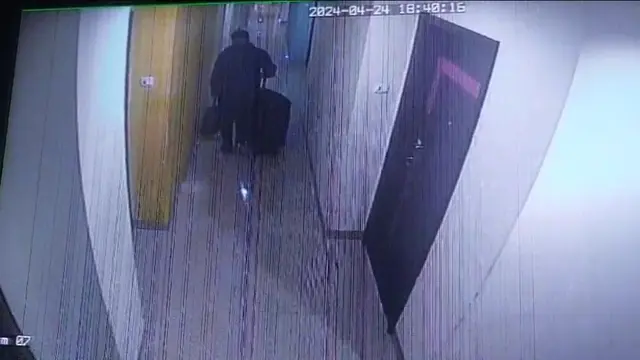 CCTV hotel merekam aktivitas AARN, terduga pelaku pembunuhan terhadap seorang wanita yang ditemukan di sebuah koper oleh warga sekitar pinggir Sungai Kalimalang, Bekasi, Jawa Barat. (Merdeka.com/Bachtiarudin Alam)