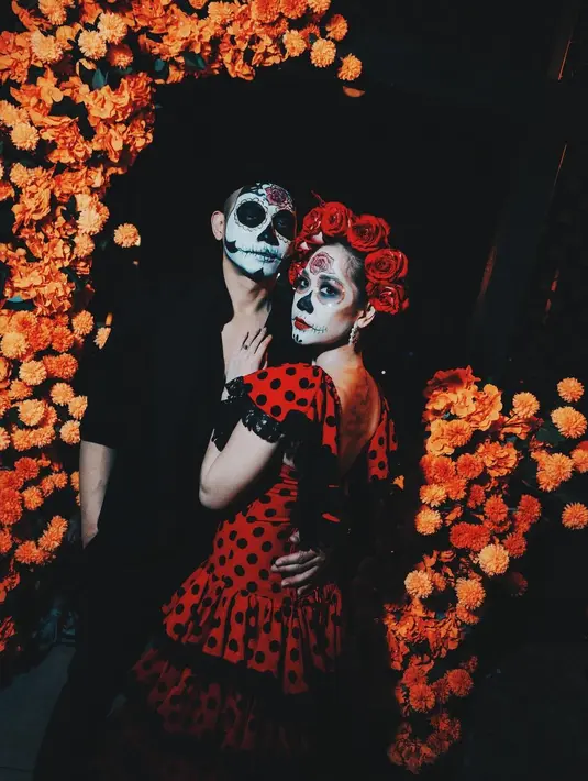 Dalam foto ini, BCL mengenakan gaun merah dengan motif polkadot hitam, dihiasi dengan ruffle hitam dan rangkaian bunga mawar merah yang menghiasi kepalanya, memberikan nuansa flamenco yang kuat dan menambah kesan dramatis pada penampilannya.  [@itsmebcl].