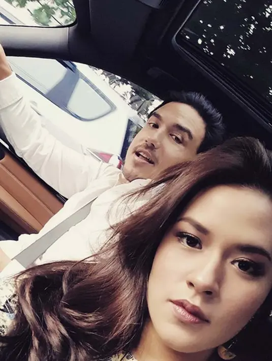 Seiring kebahagiaan yang tengah dirasakan Raisa dan Hamish, justru para penggemarnya yang merupakan para warganet merasa patah hati sejak kabar pertunangan mereka pada bulan Mei 2017 lalu. (Instagram/hamishdw)