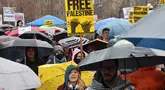 Orang-orang berpartisipasi di tengah hujan badai dalam demonstrasi dan pawai untuk menuntut Israel mengakhiri perang di Gaza dan menyetujui gencatan senjata pada tanggal 02 Maret 2024 di New York City. (Spencer Platt/Getty Images North America/Getty Images via AFP)