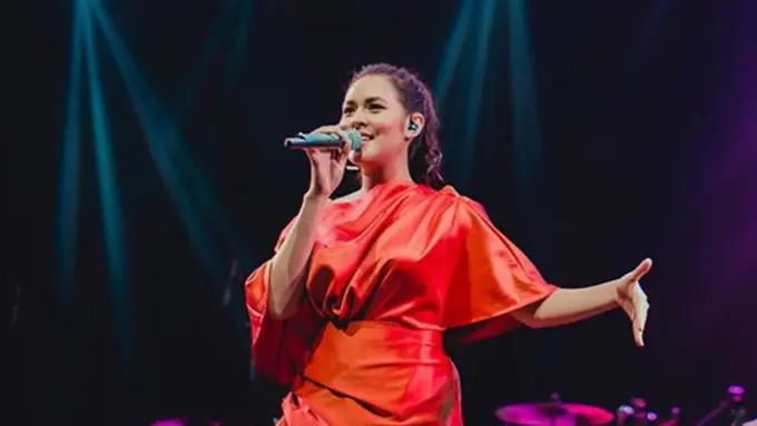 Gaya Busana Manggung ala Raisa