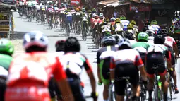 Para pebalap melintasi etape ke-5 Tour de Singkarak, Pantai Carocok-Painan menuju pantai Gondoriah-Pariaman, Sumatera Barart. (Bola.com/Nicklas Hanoatubun)