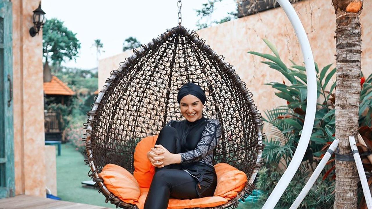 5 Potret Penampilan Sederhana Irish Bella, Pernah Nongkrong Pakai Sandal