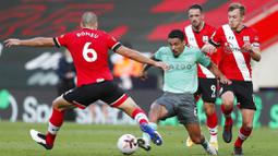 Pemain Everton, Allan, berusaha melewati pemain Southampton pada laga Liga Inggris di Stadion St. Mary's Minggu (25/10/2020). Southampton menang dengan skor 2-0. (AP Photo/Frank Augstein, Pool)