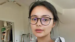 Tinggal di luar negeri ia pun tengah jalani pendidikan tinggi di Universitas Macquarie, Sydney, Australia. Dalam kanan YouTubenya ia pun kerap unggah aktivitas kesehariannya, seperti saat berada di kampus hingga berfoto di tempat ikonik. (Liputan6.com/IG/@amandarawles)