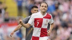 Dua gol Vatreni dicetak Lovro Majer pada menit 10 dan 45, satu gol lainnya dilesakkan oleh Mario Pasalic pada menit 79. (AP Photo/Darko Bandic)