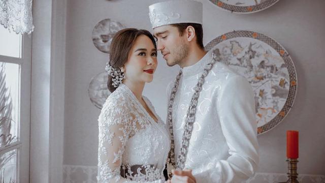 [Fimela] Foto Pernikahan Aura Kasih