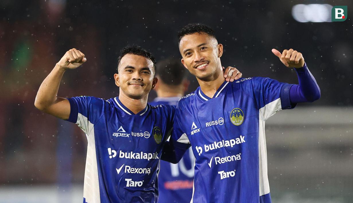 <p>Pemain PSIM Yogyakarta, Daniel Roken Tampubolon (kiri) dan Rio Hardiawan berfoto bersama saat merayakan gol ke gawang Bhayangkara FC saat laga final Pegadaian Liga 2 2024/2025 melawan PSIM Yogyakarta di Stadion Manahan, Solo, Jawa Tengah, Rabu (26/02/2025). (Bola.com/Abdul Aziz)</p>