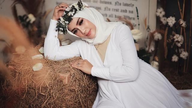 6 Potret Maternity Yulita MasterChef, Anggun dengan Floral Head