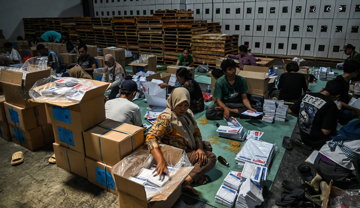 Komisi Pemilihan Umum Provinsi Jawa Timur (KPU Jatim) memastikan bahwa seluruh logistik Pemilu 2024 akan selesai pada pertengahan Januari 2024. (Photo by Juni Kriswanto / AFP)