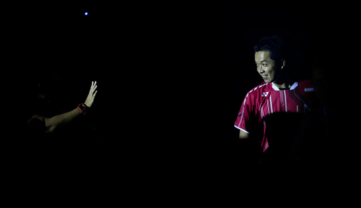 Pebulutangkis legendaris dunia asal Indonesia, Taufik Hidayat memasuki lapangan saat akan mengikuti laga Yonex Legends Vision di GOR Asia Afrika, Jakarta, Senin (17/8/2015). (Bola.com/Vitalis Yogi Trisna)