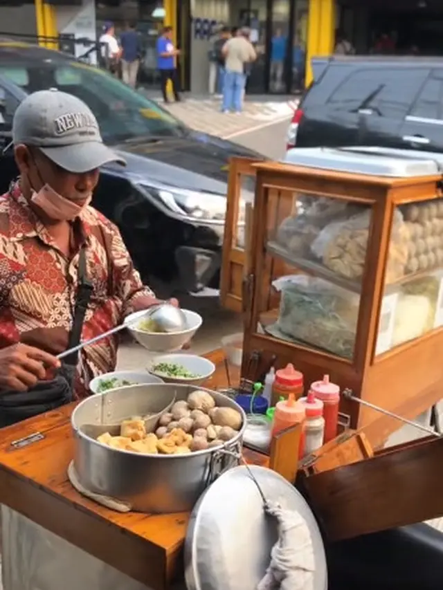 Penjual bakso tunggangi Piaggio Liberty (TikTok/@arsadndr)