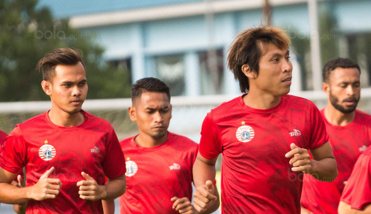 Gelandang Persija Jakarta, Asri Akbar, berlari ringan saat latihan di Lapangan Sutasoma, Jakarta, Rabu (31/1/2018). Latihan ini merupakan persiapan jelang babak delapan besar Piala Presiden. (Bola.com/Asprilla Dwi Adha)