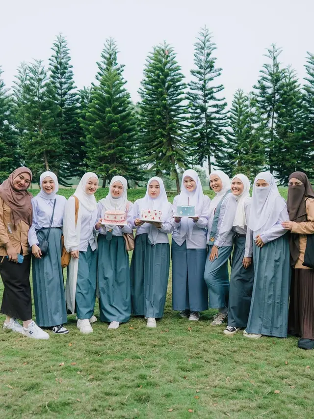 6 Potret Seleb Hijabers di Ultah Henny Rahman Pakai Seragam SMA, Ada Dinda Hauw