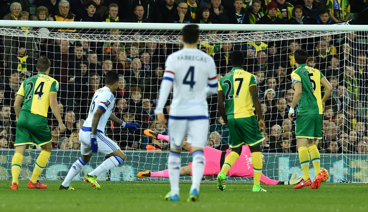 Pemain Chelsea, Kenedy, saat mencetak gol ke gawang Norwich City dalam laga Liga Inggris di Stadion Carrow Road, Norwich, Rabu (2/3/2016) dini hari WIB. (AFP/Ben Stansall)