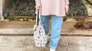 Tampilan casual yang feminin, cukup padukan blouse warna pink dengan mom jeans dan hijab pashmina ala dokter dan presenter Nycta Gina berikut ini, stylish! (Instagram/missnyctagina).