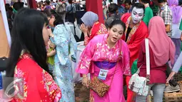 Pengunjung menggunakan kimono pakaian budaya Jepang saat Jak-Japan Matsuri 2016 di Senayan, Jakarta, Sabtu (3/9). Festival tersebut sekaligus untuk memperingati 60 tahun hubungan diplomatik Indonesia-Jepang. (Liputan6.com/Angga Yuniar)