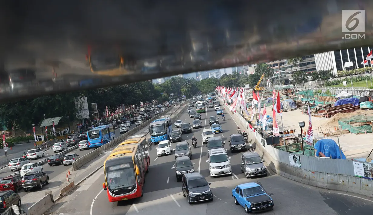Kendaraan melintasi Jalan Sudirman di kawasan Senayan, Jakarta. Senin (7/8). Rencananya, jalur larangan sepeda motor akan diperpanjang hingga Bundaran Senayan. (Liputan6.com/Immanuel Antonius)