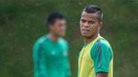 Bek Timnas Indonesia, Manahati Lestusen, latihan di Lapangan SPH Sentul, Jawa Barat, Kamis (1/12/2016).  Pemain berusia 22 tahun itu baru satu kali tampil pada Piala AFF 2016, saat melawan Singapura. (Bola.com/Vitalis Yogi Trisna)