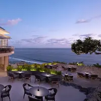 Pasangan dapat menikmati sunset cocktail di Oliverra. Foto: Document/Umana